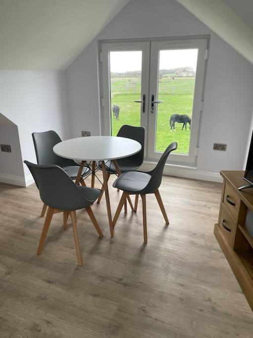 Hanaverian Suit With Amazing Views Of Stud Farm. Driffield Exterior photo
