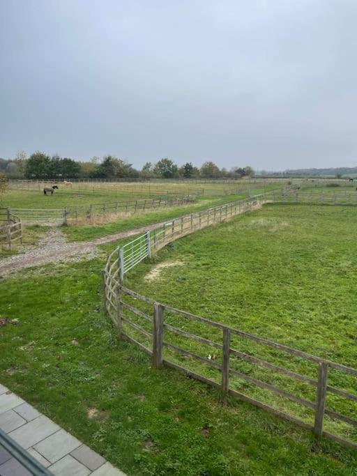 Hanaverian Suit With Amazing Views Of Stud Farm. Driffield Exterior photo